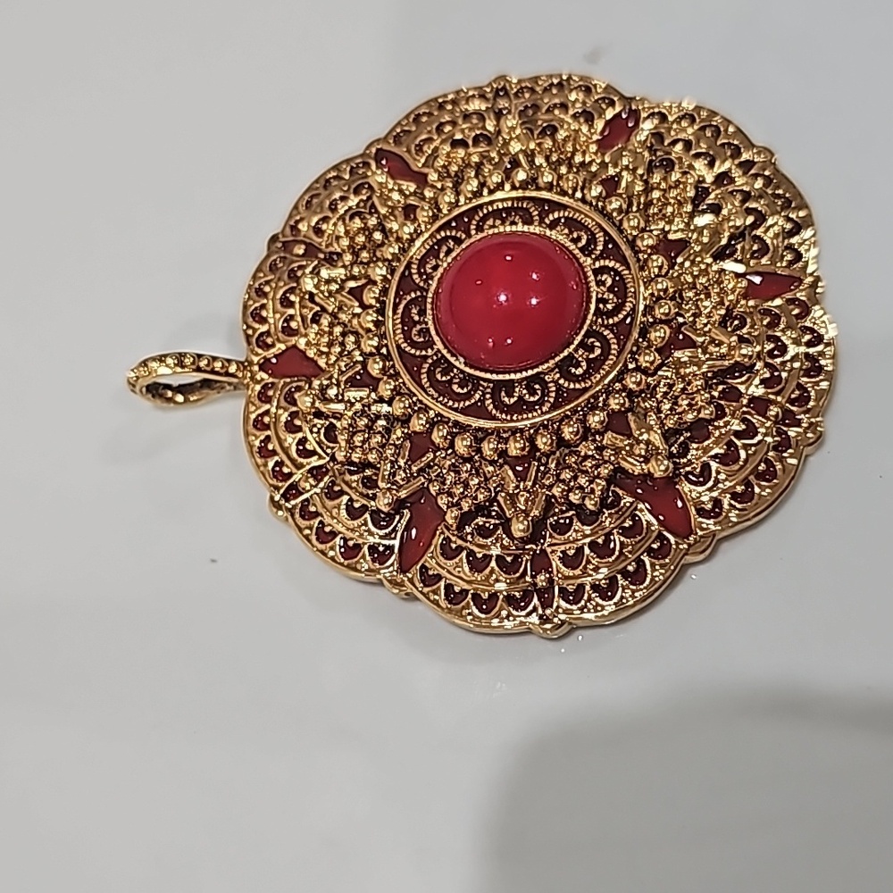 Joan Rivers gold tone pendant - Picture 3 of 4